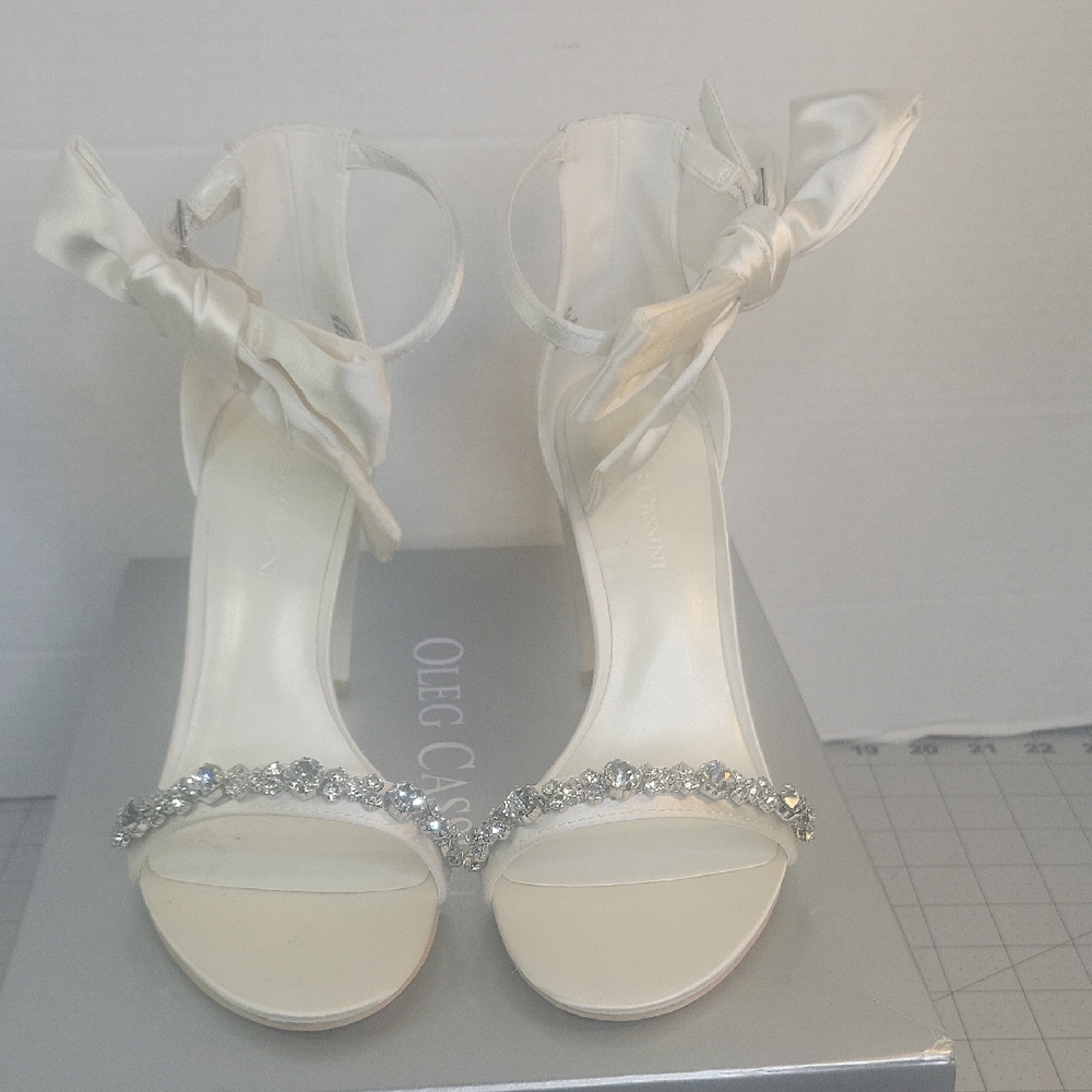 Oleg‎ Cassini Melania Ivory Bridal Heel Rhinestone Bow Size 6 NWT